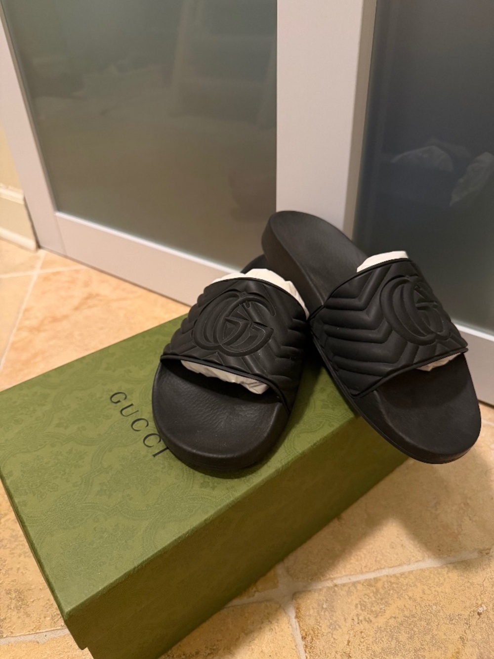 Gucci Men’s Black GG Matelassé Slide Sandals – Excellent Condition